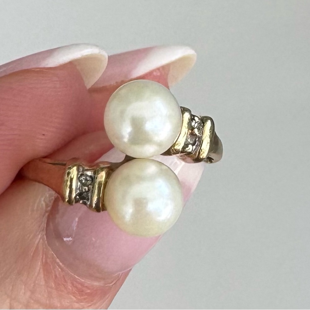 Pearl Bypass Ring in 10k Gold with 5 cm White Pearls. Size 5 1/2.
